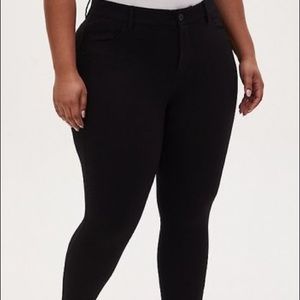 Torrid - BOMBSHELL SKINNY PANT - LUXE PONTE BLACK - size 16 regular